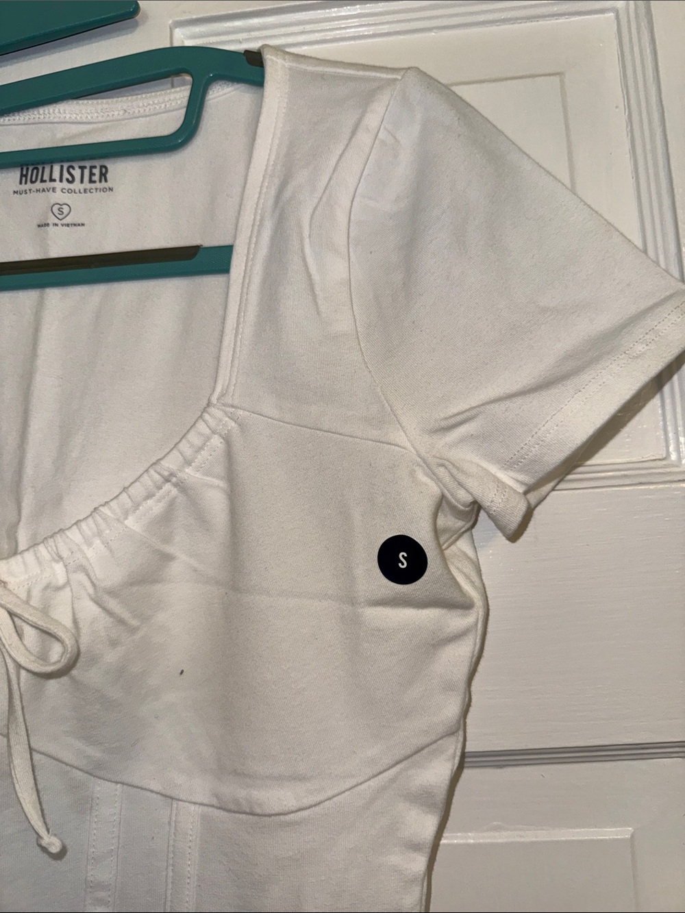 Hollister White Scoop-Neck Tie-Front Cropped Top - Picture 4 of 7